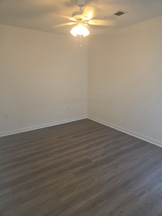 Building Photo - 1440 Collegiate Cir