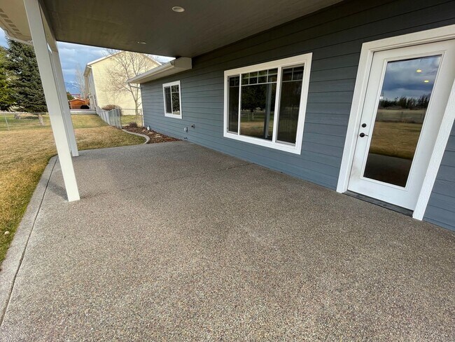 Building Photo - High-end home with 3 car garage and panoramic views of Big Mountain!