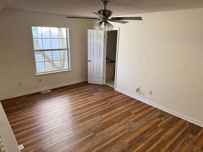 Building Photo - Well Maintained Townhouse....1/2 Off 1st Month's Ret