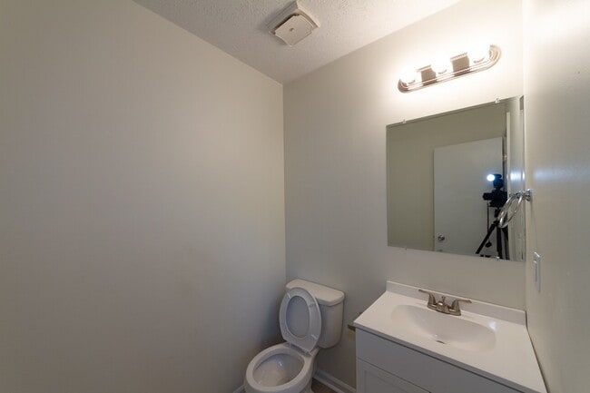 Building Photo - Updated 3 bedroom 1.5 bath home in desirab...