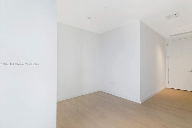 Building Photo - 2831 S Bayshore Dr