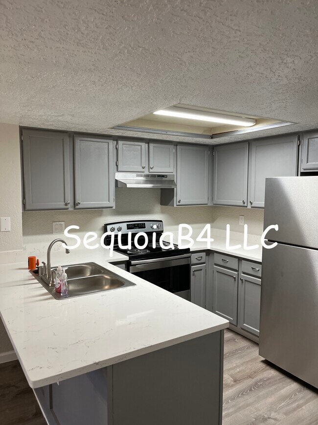 Kitchen, Quartz Countertops - 6041 Sequoia Rd NW