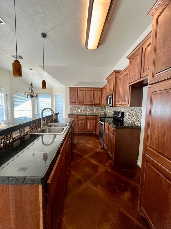 Building Photo - Four bedroom home located in prime neighbo...