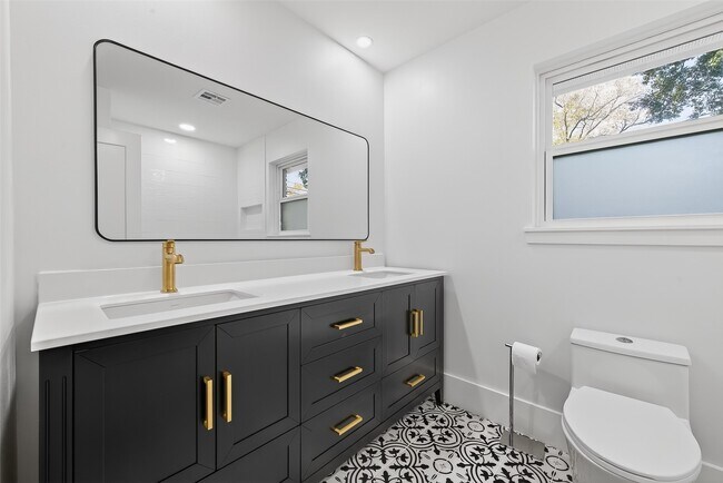 Building Photo - 9770 Cedardale Dr