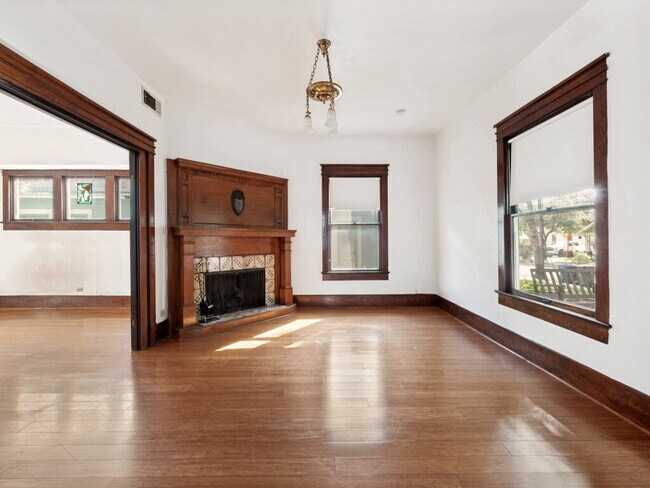 Building Photo - "Charming 4-Bedroom Home with 2 Full Baths in Vibrant Dallas Neighborhood!"