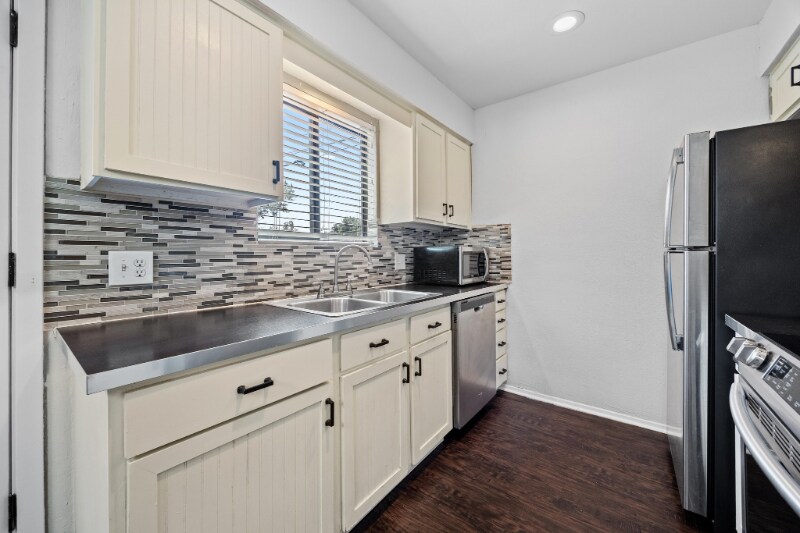 Building Photo - 802 Banister Ln