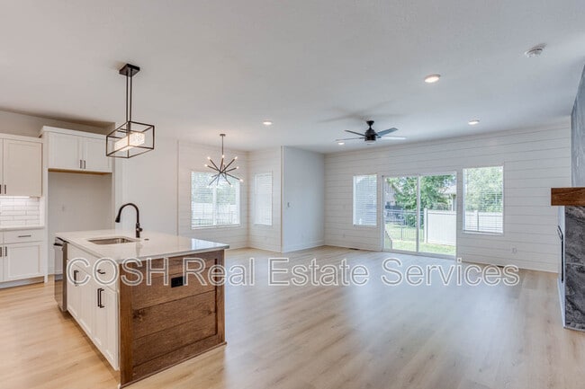 Building Photo - 8423 W 37th Ct N