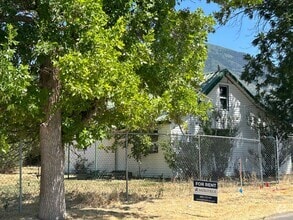 Building Photo - 3 Bedroom 1 Bathroom Home in Salem w/ Hors...