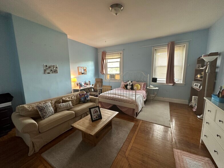 Building Photo - 4047 Spruce St