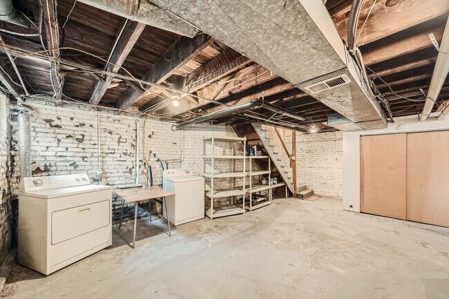 Building Photo - 823 E 22nd Ave