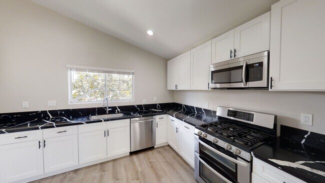Building Photo - Newly Renovated! 4BD + Attached Studio (Le...