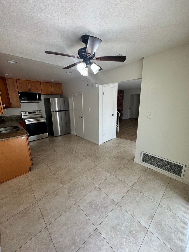 Building Photo - 2210-2212 E Avalon Ave