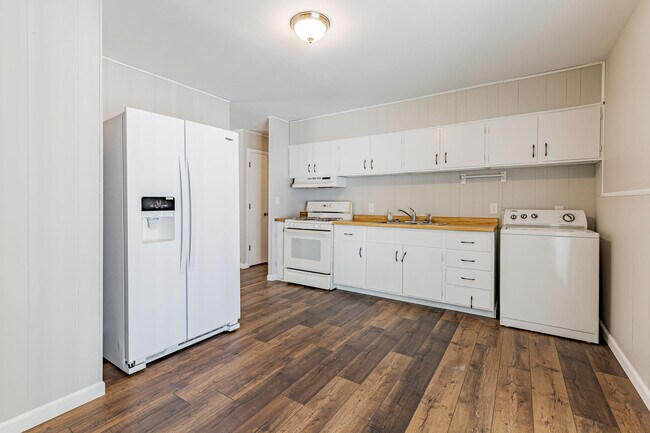 Kitchen - 1409 N Goodwin Ave