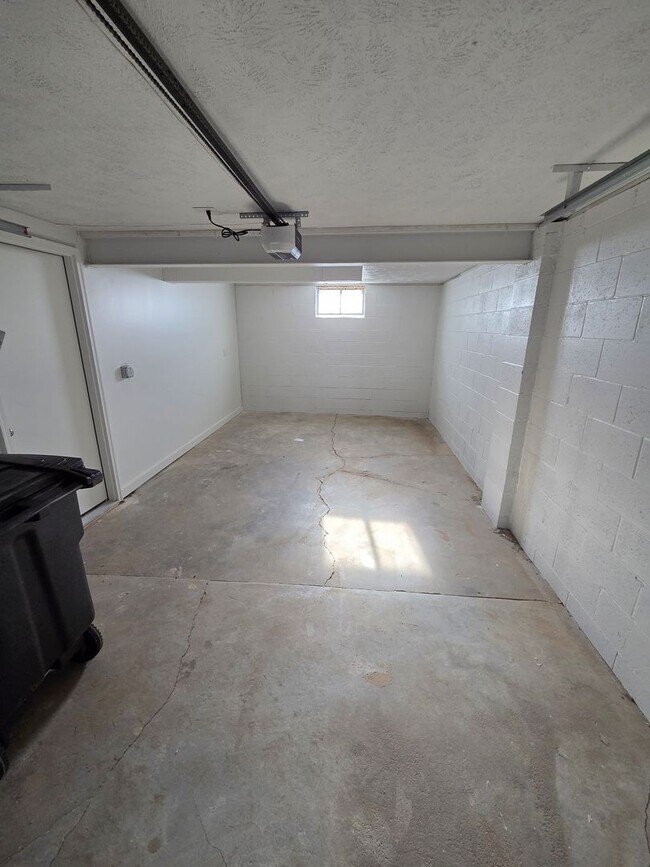 Building Photo - 4/2/1 Newly remodeled with fenced in backyard!!!