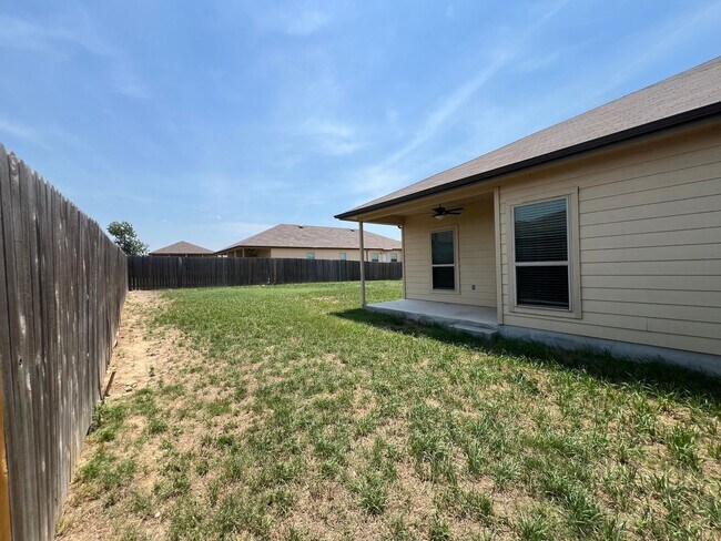 Building Photo - Luxury 3/2 duplex in great New Braunfels N...