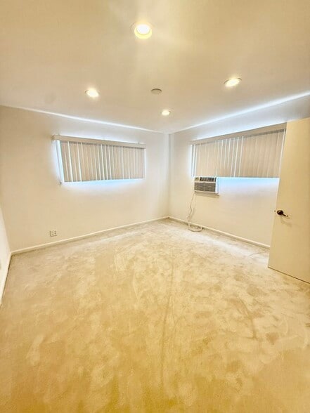 Building Photo - 220 S Doheny Dr