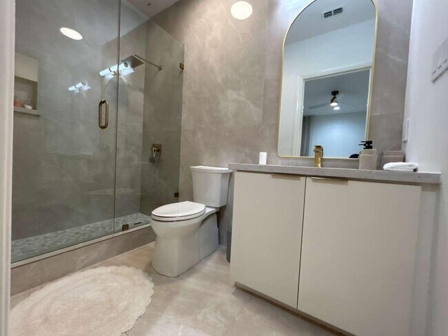Building Photo - 2110 Bermuda Dr