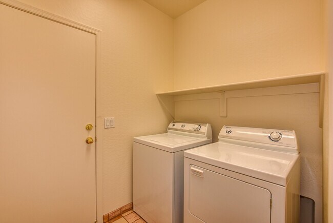 Building Photo - Upgraded 3 bed 2 bath StoneRidge Beauty!