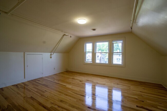 Building Photo - Available 6/1/26 - Newly Renovated 3 Block...