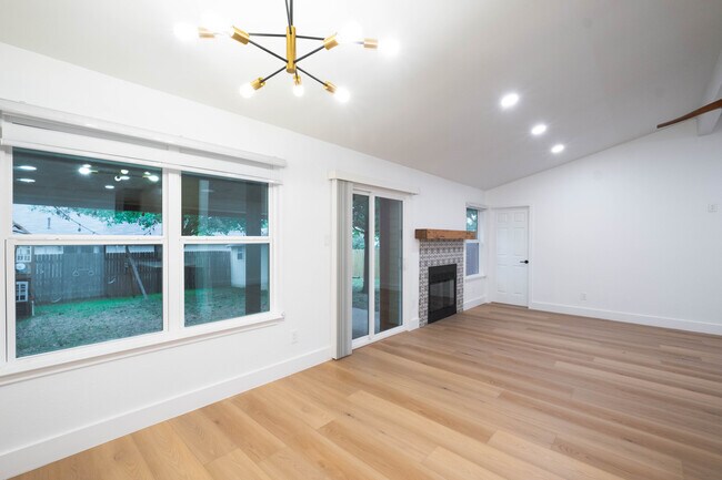 Building Photo - 1011 Bodgers Dr