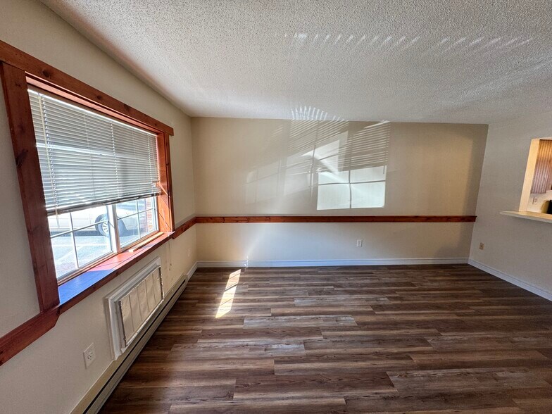 Building Photo - 975 Meriden Rd