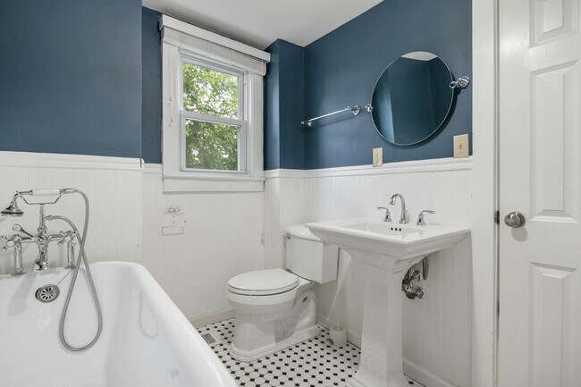 Building Photo - 624 Quinnipiac Ave