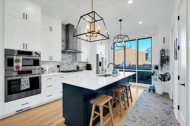 Building Photo - Stunning 3/2.5 Located on North Main Street, Downtown Greenville!