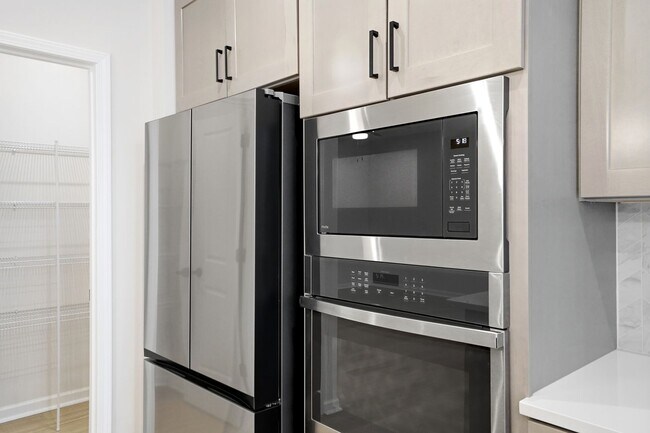 Building Photo - Like-New LoSo Townhome | 3BR + Loft | 2-Car Garage | Move-In Ready