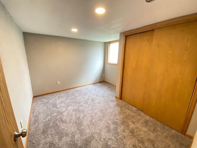 Building Photo - Now leasing for May 2026! Four Bed/One Bath