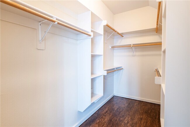 Building Photo - 40 E Maple St