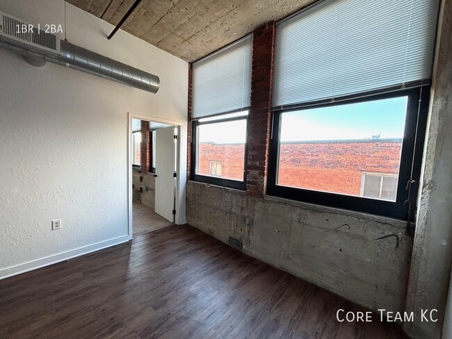 Building Photo - Renovated 1 Bed + Den, 2 FULL Bathrooms in...