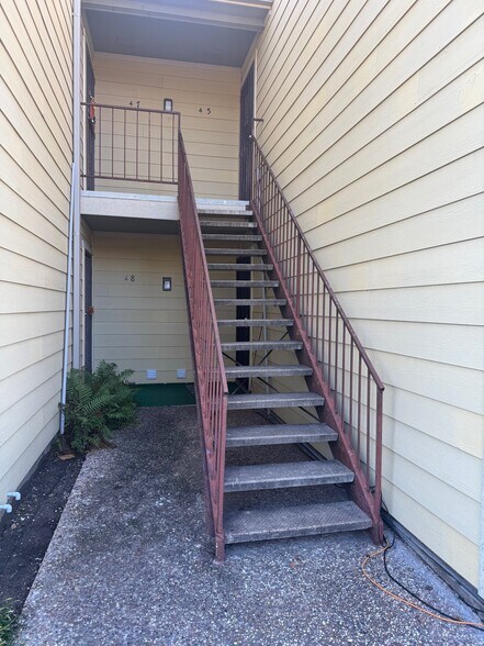 Building Photo - 9350 Country Creek Dr