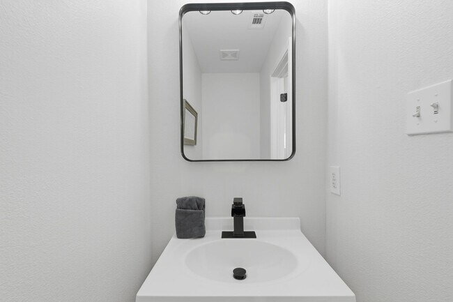 Building Photo - 4 bed with back yard in great East side location.