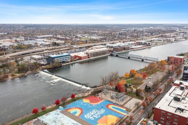 Building Photo - 647 Fairview Ave NE