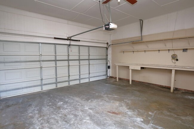 Building Photo - 111 Fairway Dr