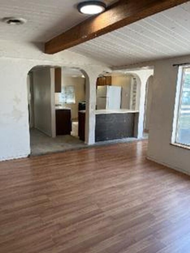 Building Photo - STUDENTS WELCOME! Spacious Ranch Home Acro...