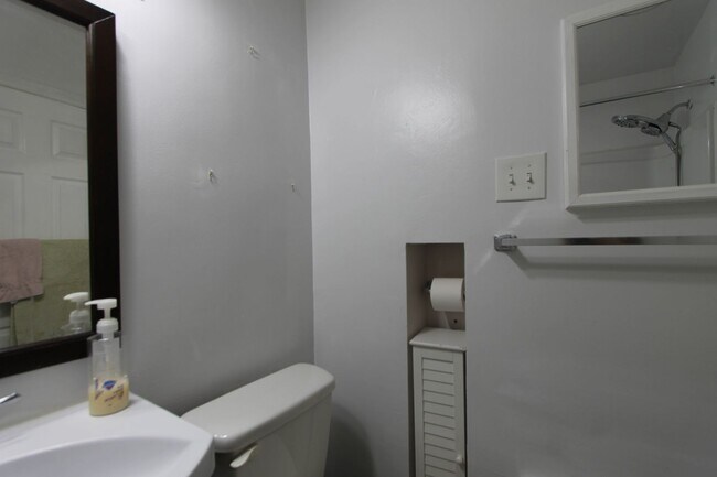 Building Photo - 6460 Ardleigh St