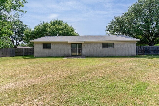 Building Photo - Single-Story Gem with Vaulted Ceilings and...