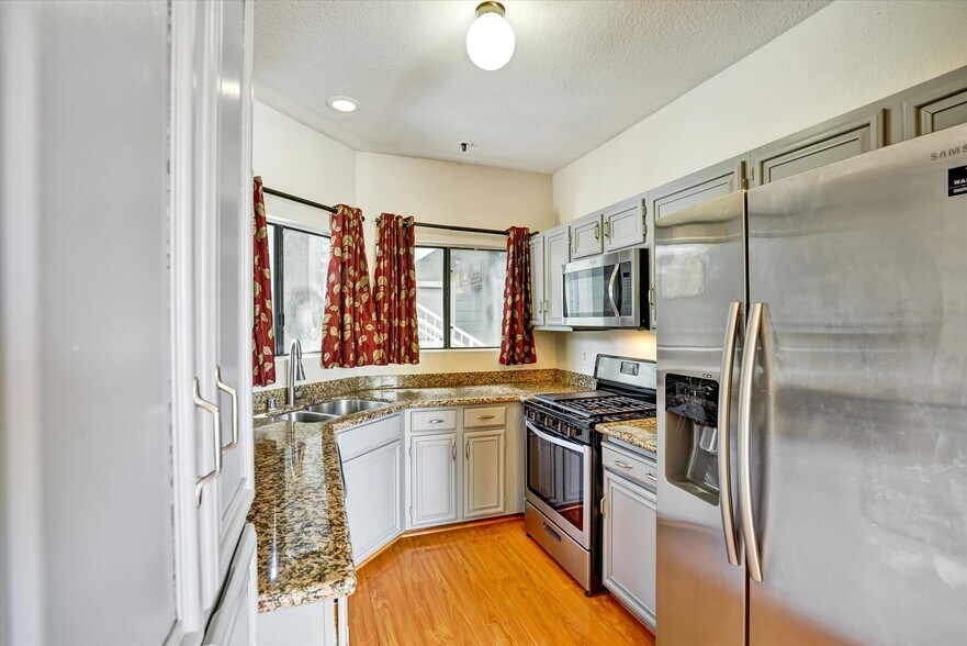 Building Photo - 3402 Pinewood Terrace
