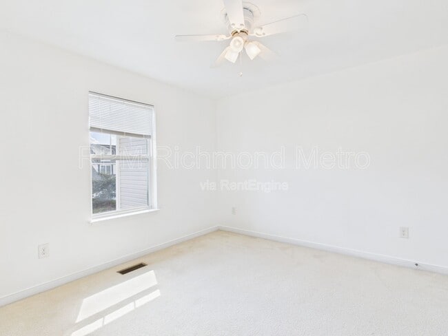 Building Photo - 656 Abbey Village Cir