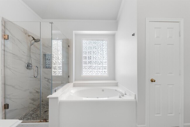 Building Photo - 23910 River Pl Dr