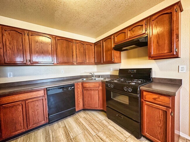 Building Photo - Eastside 3 Bedroom 2 Bath