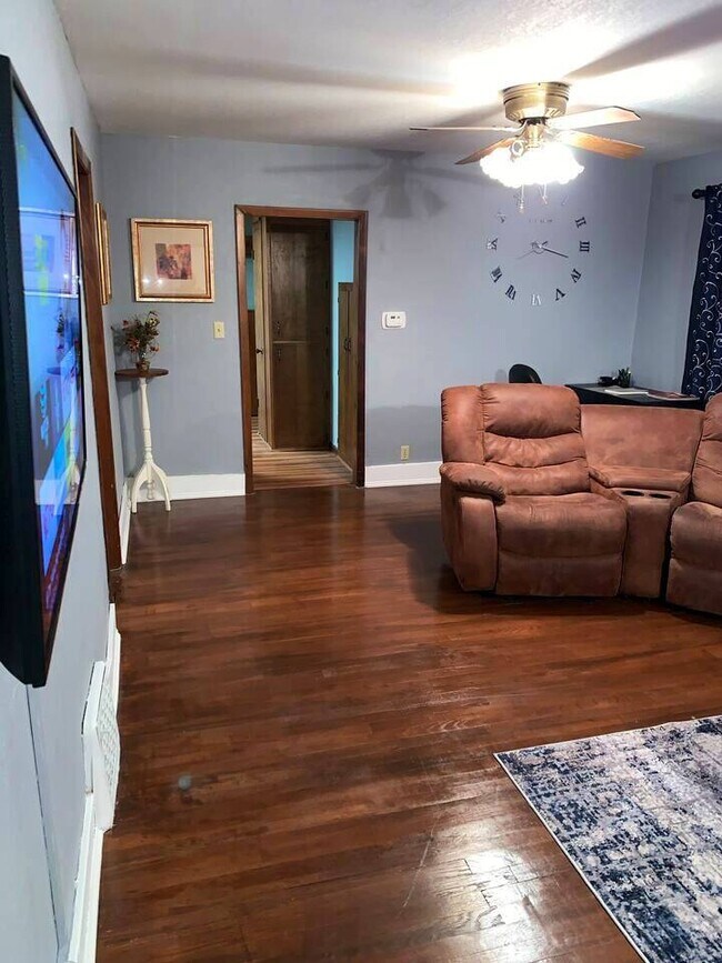 Building Photo - 1130 E Garfield St