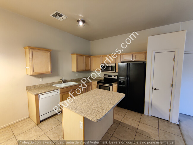 Building Photo - 2 Bedroom Townhome in Central Location