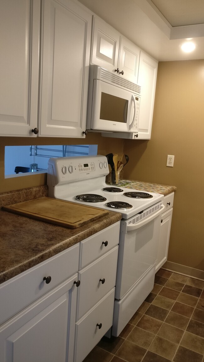 Kitchen - 804 Stratford Dr
