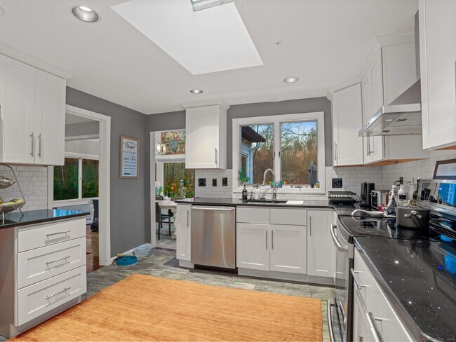 Building Photo - 10 Tupelo Rd