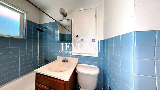 Building Photo - 50% Off First Month's Rent! Move-In Ready Gem in Seattle