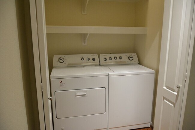 Building Photo - Spacious 3 BD, 3 BA Townhome in Airoso of Carmel Valley!