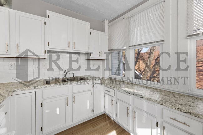 Building Photo - 3325 Victor Pl