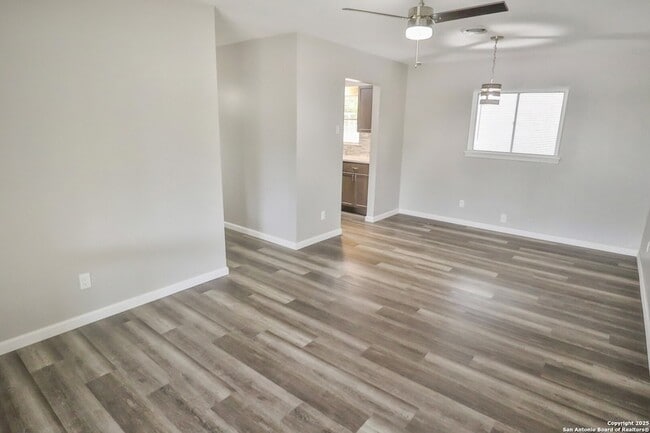 Building Photo - 117 Brettonwood Dr